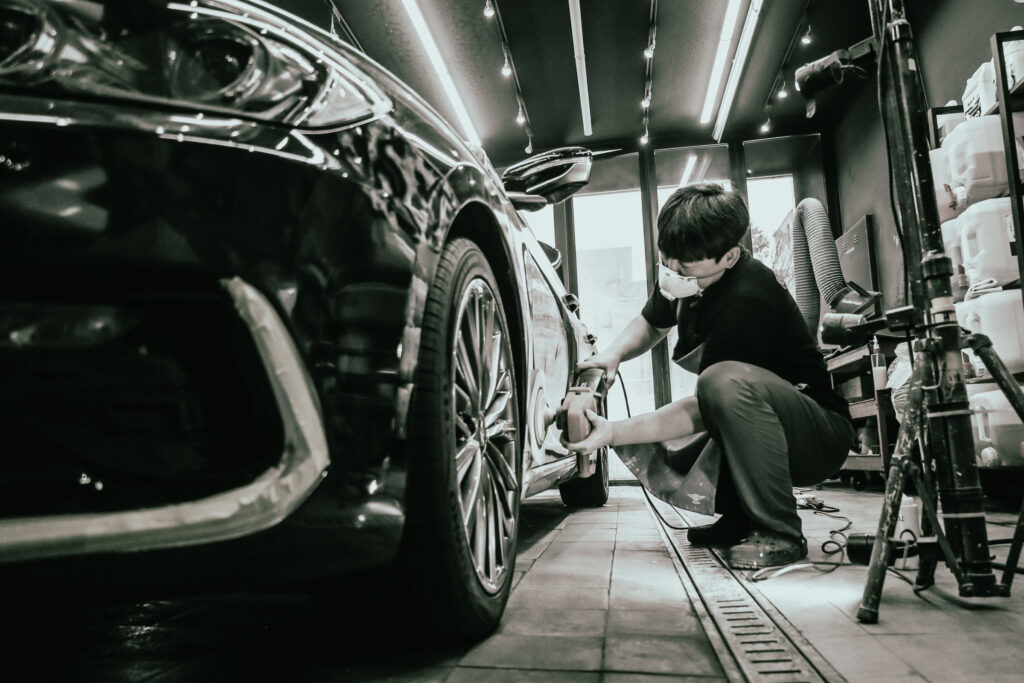 세계 챔피언 모터쿠마의 정밀한 자동차 광택 시공 현장